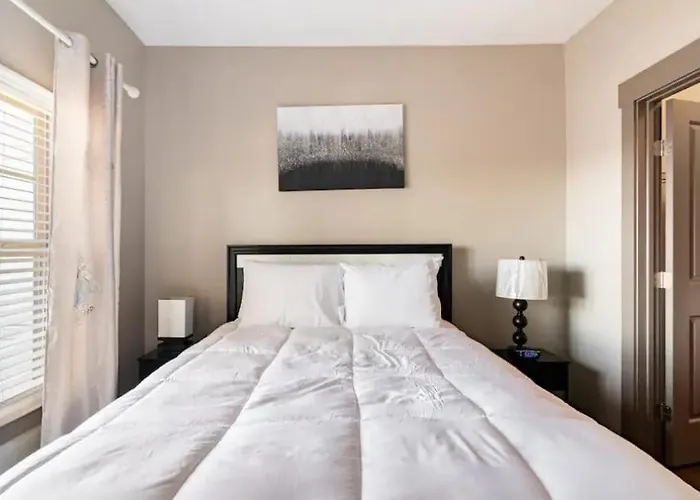 Uptown Stay And Adventures With Pool, Bars & Shops