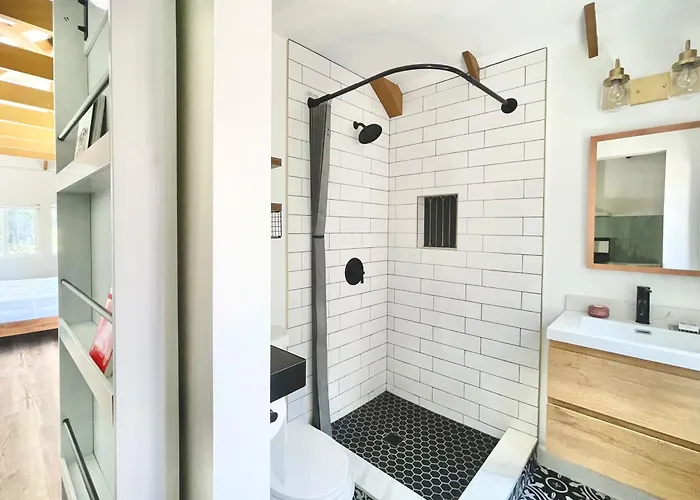 Sunny Days Tiny House With Private Entrance, Pool And View