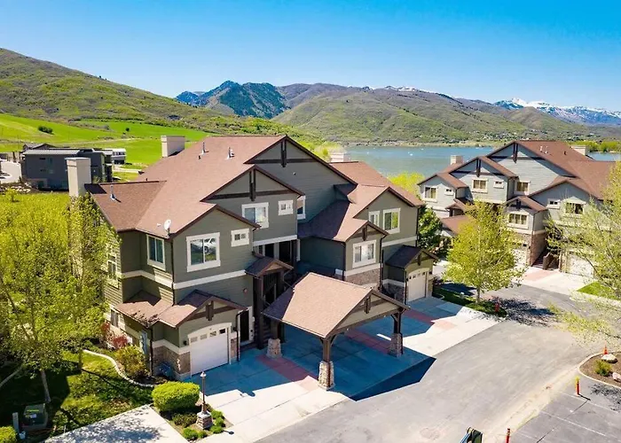 Lakeside Escape 2 Bedroom With Hot Tub