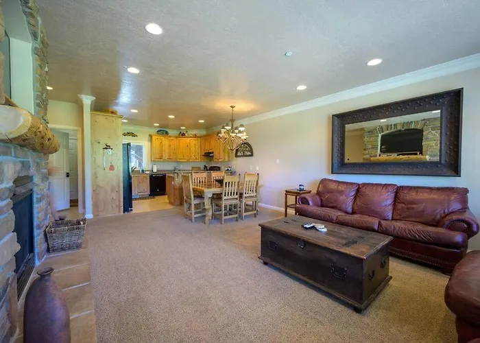 Lakeside Escape 1 Bedroom With Resort Amenities