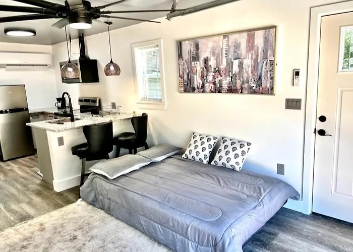 Romantic Chapel Hill Retreat For Two