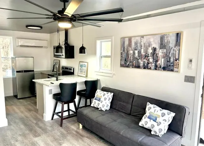 Romantic Chapel Hill Retreat For Two