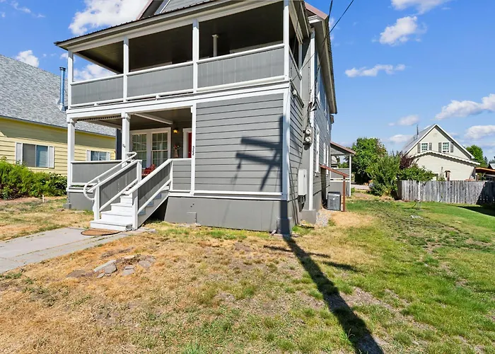 Charming Downtown Mccloud Retreat Home