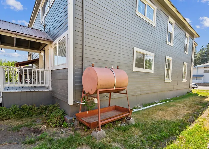 Charming Downtown Mccloud Retreat Home