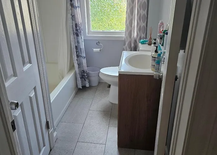 Lg Cozy Room, Shared Bathroom
