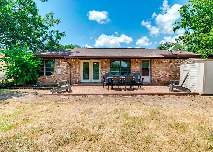 2 Mi To Kyle Field: Bryan Home W/ Fenced Yard