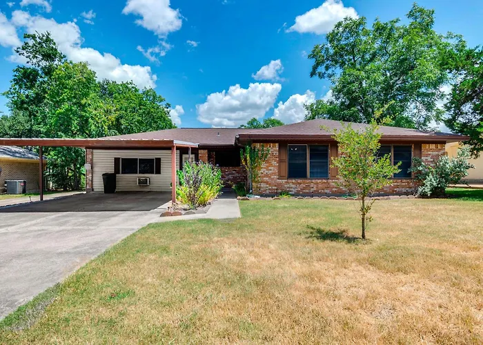 2 Mi To Kyle Field: Bryan Home W/ Fenced Yard