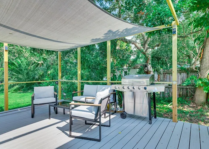 Centrally Located Merritt Island Cottage W/ Deck!