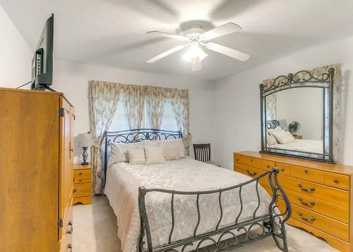 Cozy Waycross House W/ Yard & Screened Patio!