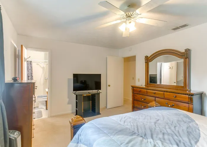 Cozy Waycross House W/ Yard & Screened Patio!