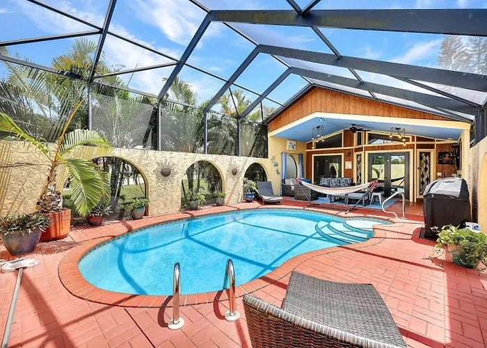 Heated Pool, Sleeps 10, Relaxing Lanai, Near Beaches, Pet Friendly!