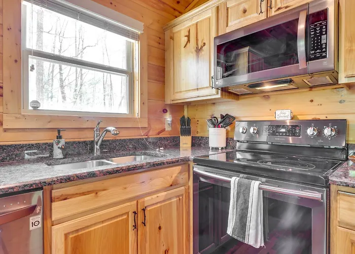Blue Ridge Mountain Cabin Rental W/ Fire Pit!