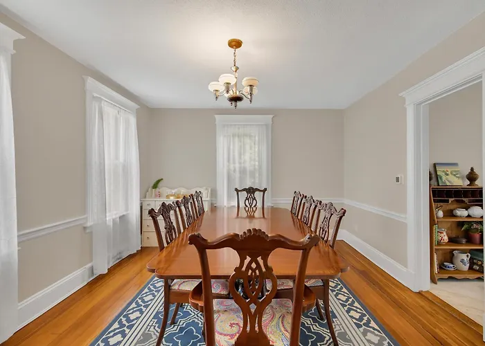 Charming New England Home In West Hartford Center
