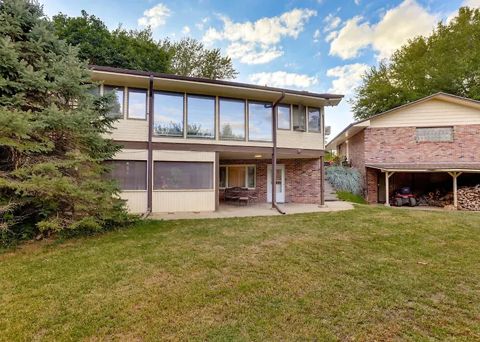 Fort Calhoun Home W/ Screened Porch + Playground!