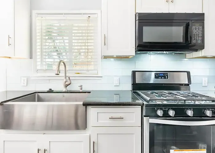 Cozy 1Br • Rainfall Shower • Fireplace • Parking