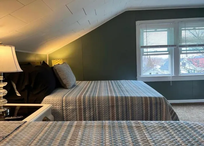 Charming 3 Bedroom Home 6 Beds Sleeps Up To 12