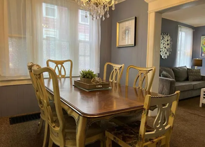Charming 3 Bedroom Home 6 Beds Sleeps Up To 12