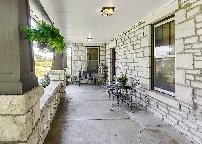 Pet-Friendly Home: Grill & Fire Pit In Manhattan