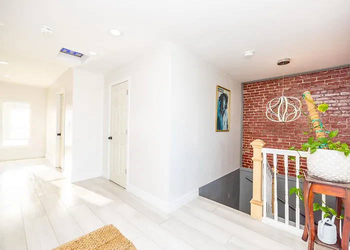 Luxurious Room In Fall River Stay