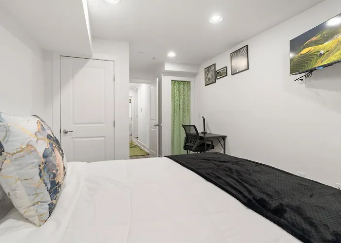 3Br-2Ba Luxurious Green Oasis Private Backyard Patio