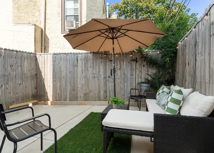 3Br-2Ba Luxurious Green Oasis Private Backyard Patio