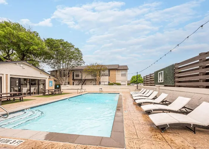 Comfortable 2Br - Pool Near Major Attractions