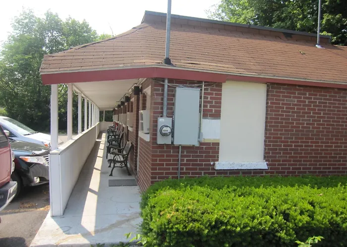 Pinecrest Motel