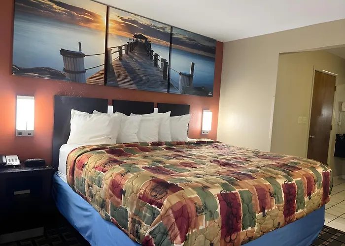 Days Inn & Suites By Wyndham Pine Bluff