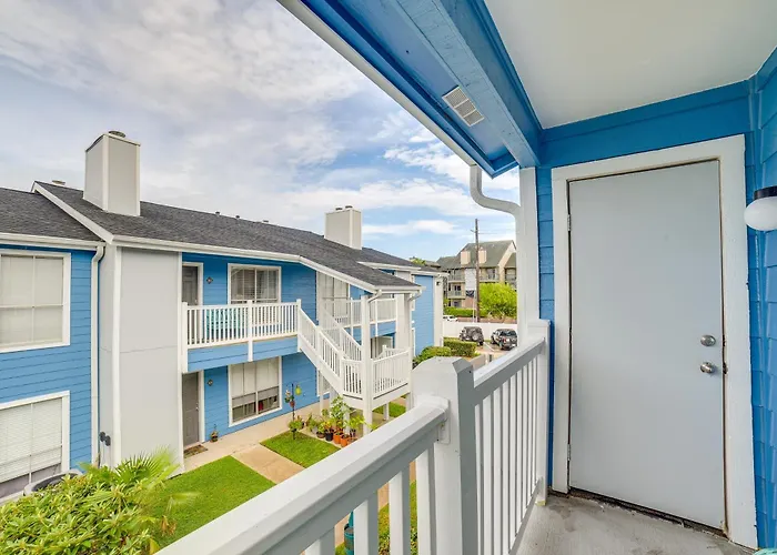 Bay View, Pool Access: Romantic Galveston Retreat!