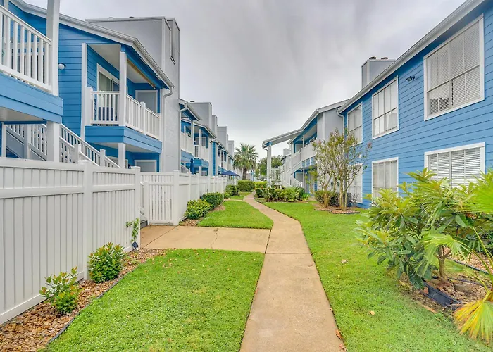 Bay View, Pool Access: Romantic Galveston Retreat!