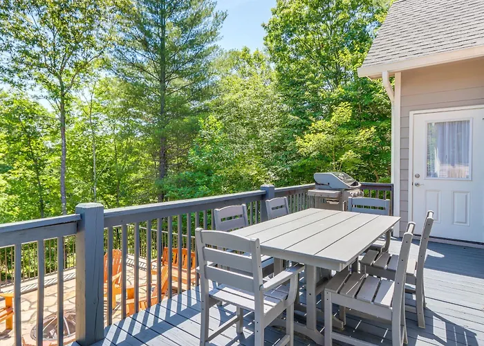 Deck, Fire Pit & Fireplace: Murphy Forest Retreat