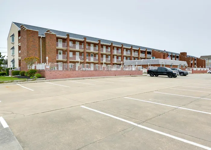 Bright Condo Half-Block To Cape May Beach!