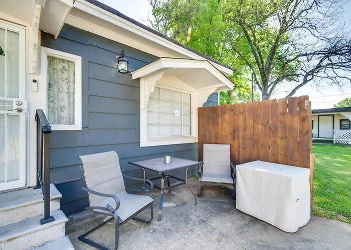 Sleek & Cozy Greenwood Studio Cottage!