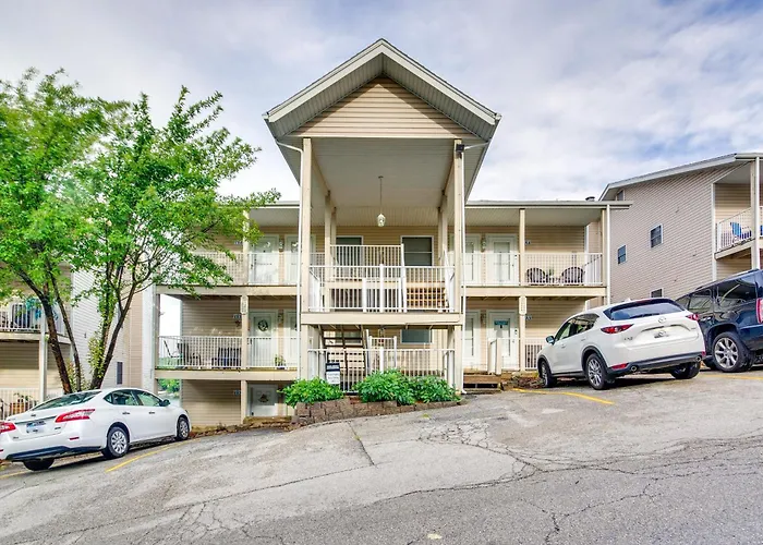 Cozy Lake Ozark Condo Rental W/ Grill, Pool Access