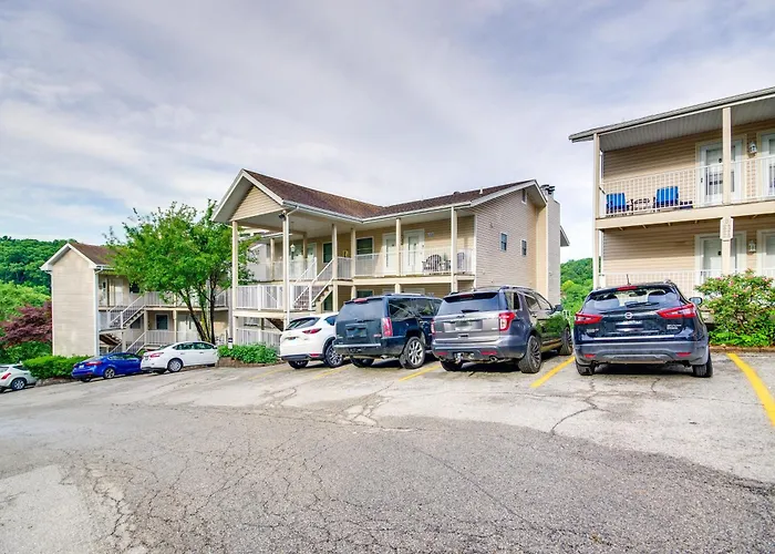 Cozy Lake Ozark Condo Rental W/ Grill, Pool Access