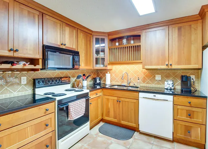 1 Mi To Downtown Conway: Spacious Family Condo!
