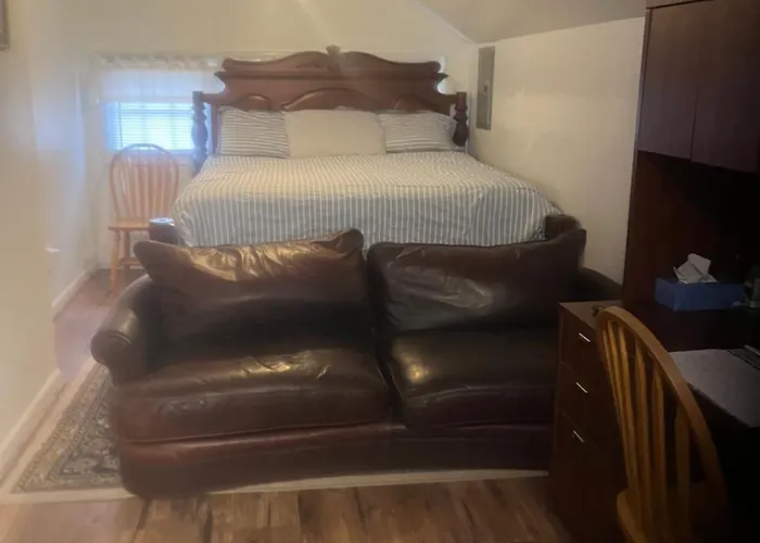 The Clubhouse Masters Golf Themed 1 King Bed 1 Bath Furnished Apartment Full Size Kitchen Full Size Leather Pull Out Sleeper Sofa In Living Room & Full Size Leather Sofa 1 Gig Fiber Internet Directv Premium Package All Sports & Movie Channels & Dvr