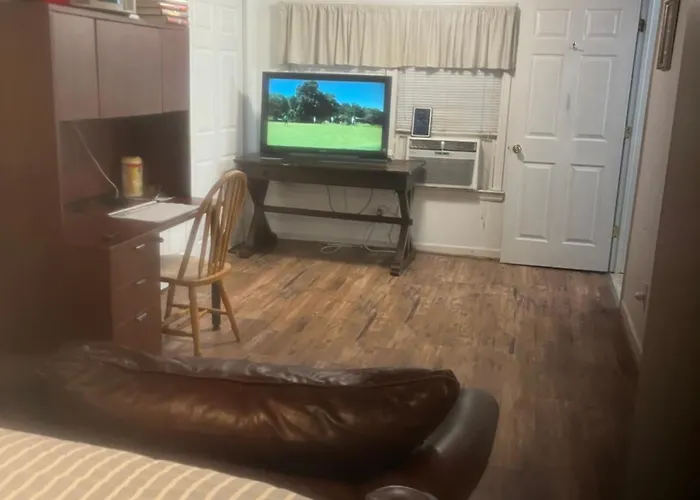 The Clubhouse Masters Golf Themed 1 King Bed 1 Bath Furnished Apartment Full Size Kitchen Full Size Leather Pull Out Sleeper Sofa In Living Room & Full Size Leather Sofa 1 Gig Fiber Internet Directv Premium Package All Sports & Movie Channels & Dvr
