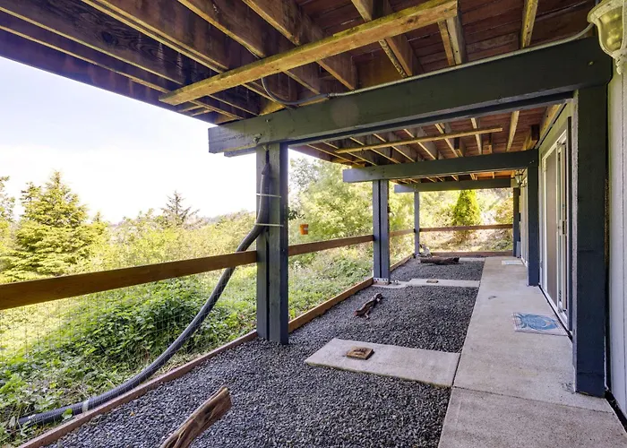 < 1 Mi To Port Of Alsea: Inviting Gem W/ Views!