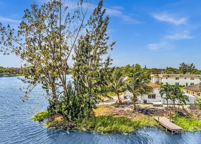 2Br Lakeside Getaway - Peaceful Waterfront Stay