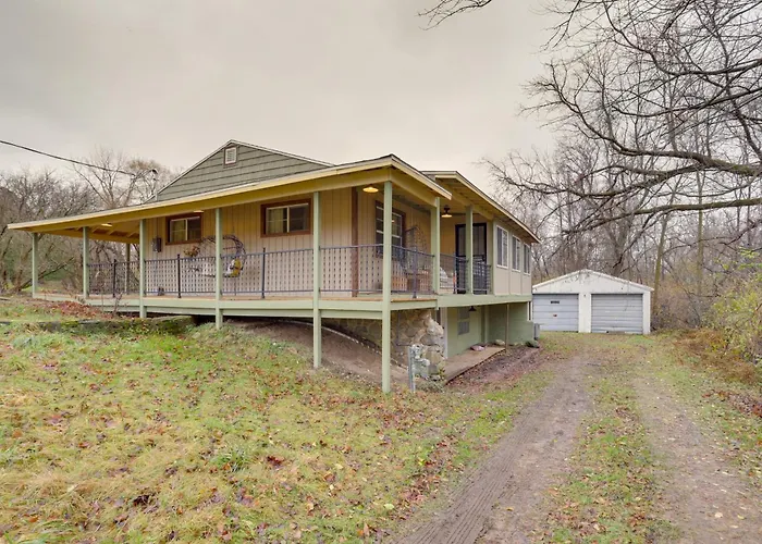 Vintage Coloma Home W/ Deck: Shop, Swim & Dine!