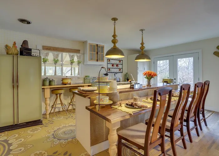 Vintage Coloma Home W/ Deck: Shop, Swim & Dine!