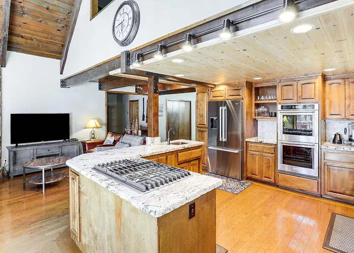 Spacious Retreat W/ Backyard: 1 Mi To Lake Almanor