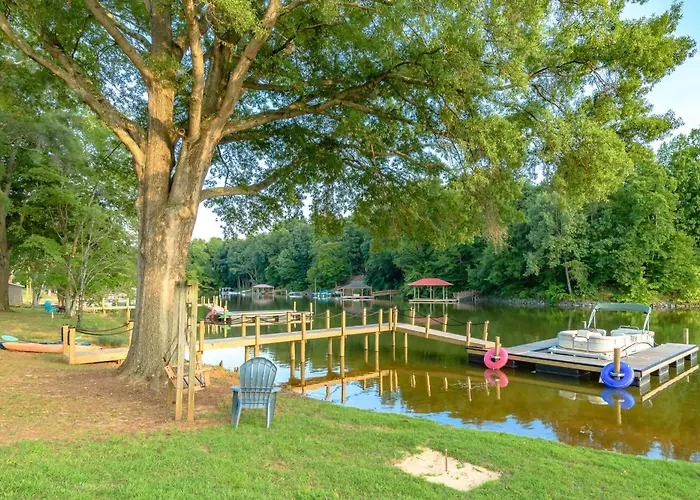Tranquil Lakefront Carriage House With Dock