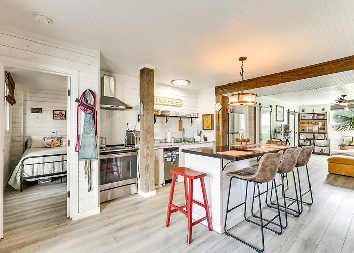 Walk To Topsail Beach! Coastal Escape W/ Hot Tub