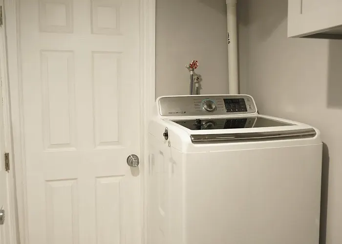 Cozy 2 Bedroom In A Lovely Forest Hills Neighborhood
