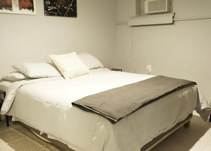 Cozy 2 Bedroom In A Lovely Forest Hills Neighborhood