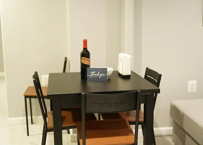 Cozy 2 Bedroom In A Lovely Forest Hills Neighborhood