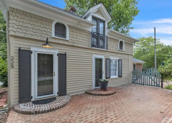 Newly Renovated Carriage House
