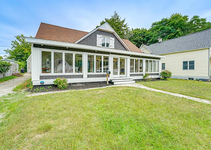 Spacious Vintage Gem W/ Sunroom In Manistee!